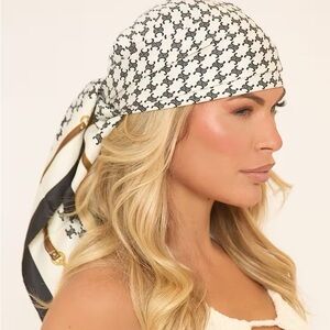 Fashion logo Printed Detail Headscarf In Black And Cream
